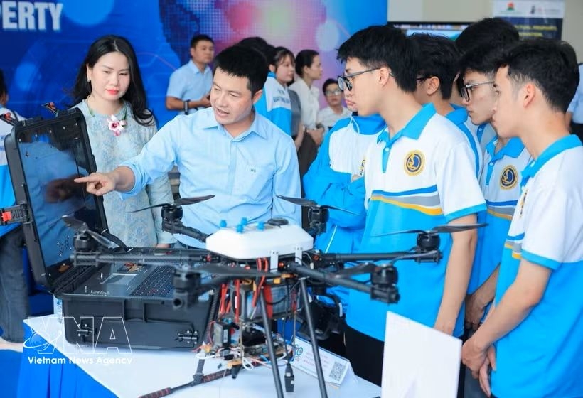 Students visit a science and technology product exhibition booth at the seminar between the Director-General of the World Intellectual Property Organisation (WIPO) and Vietnamese youngsters in September 2025