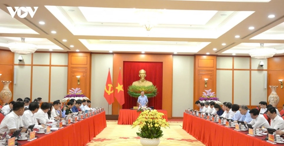 Party General Secretary and State President To Lam chairs the working session.