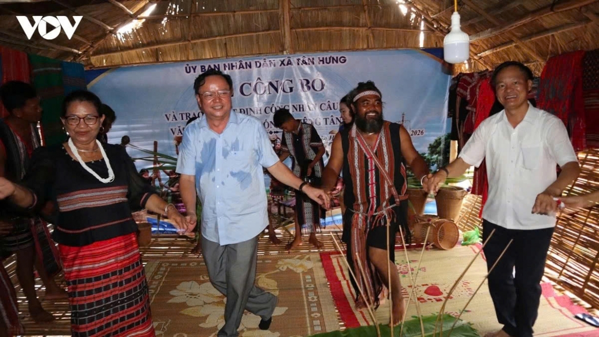 A cultural exchange between officials and village chiefs of the X'tieng ethnic community in Tan Hung commune, Dong Nai province