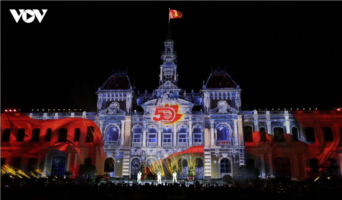 Interspersed with the 3D mapping performances are live music performances featuring many well-known singers.