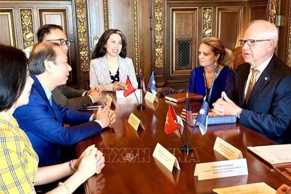 Vietnamese Ambassador to the US Nguyen Quoc Dung (second from left) meets with Minnesota Governor Tim Walz. (Photo: VNA)