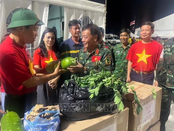 Ambassador Vu Trung My presents gifts to Vietnam’s rescue team in Venezuela. (Photo: VNA)