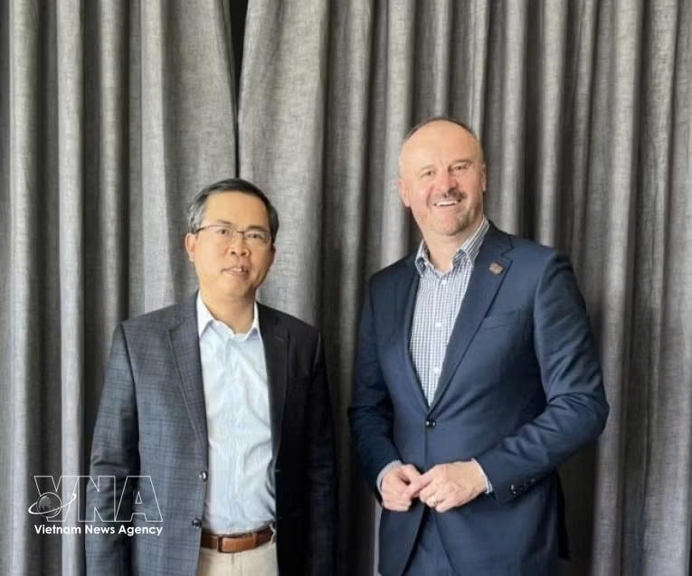 Vietnamese Ambassador to Australia Pham Hung Tam (left) and ACT Chief Minister Andrew Barr. (Photo: VNA)