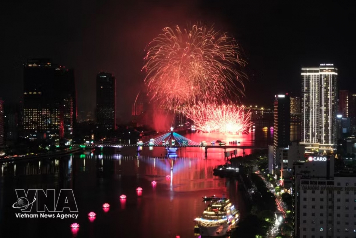 Fireworks over the Han River in Da Nang. The central city is scheduled to host the Vietnam Financial Forum 2026 on July 9–10. (Photo: VNA)