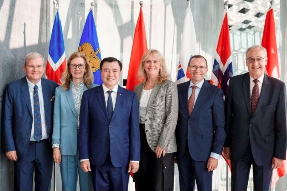 Deputy Minister of Industry and Trade Nguyen Sinh Nhat Tan (centre) and representatives of the European Free Trade Association (EFTA) member states attend the EFTA Ministerial Meeting in Iceland. (Photo: tapchicongthuong.vn)