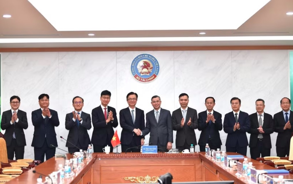 Minister of Finance Ngo Van Tuan holds a working session with Park Soon Cheol, Vice President and Chief Financial Officer (CFO) of the Republic of Korea (RoK)'s Samsung Electronics on July 2, 2026. (Photo: Ministry of Finance)