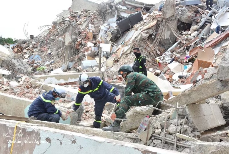 Searching for victims in Venezuela (Photo: VNA)