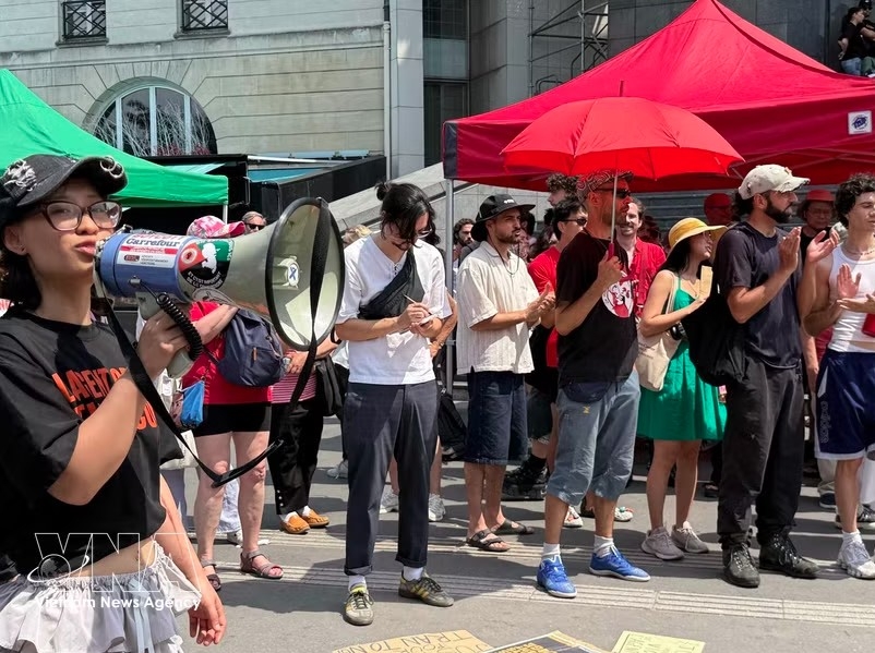 Participants gather at a protest calling for justice for victims of Agent Orange and chlordecone at Bastille Square in Paris on June 20. (Photo: VNA)