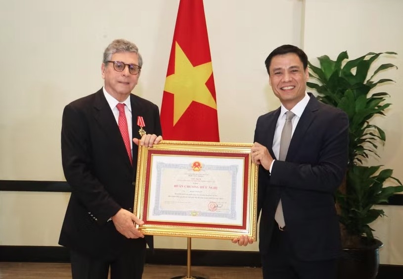 Deputy Minister of Foreign Affairs Dang Hoang Giang (R) presents the Friendship Order to Brazilian Ambassador to Vietnam Marco Farani. (Photo: Ministry of Foreign Affairs)