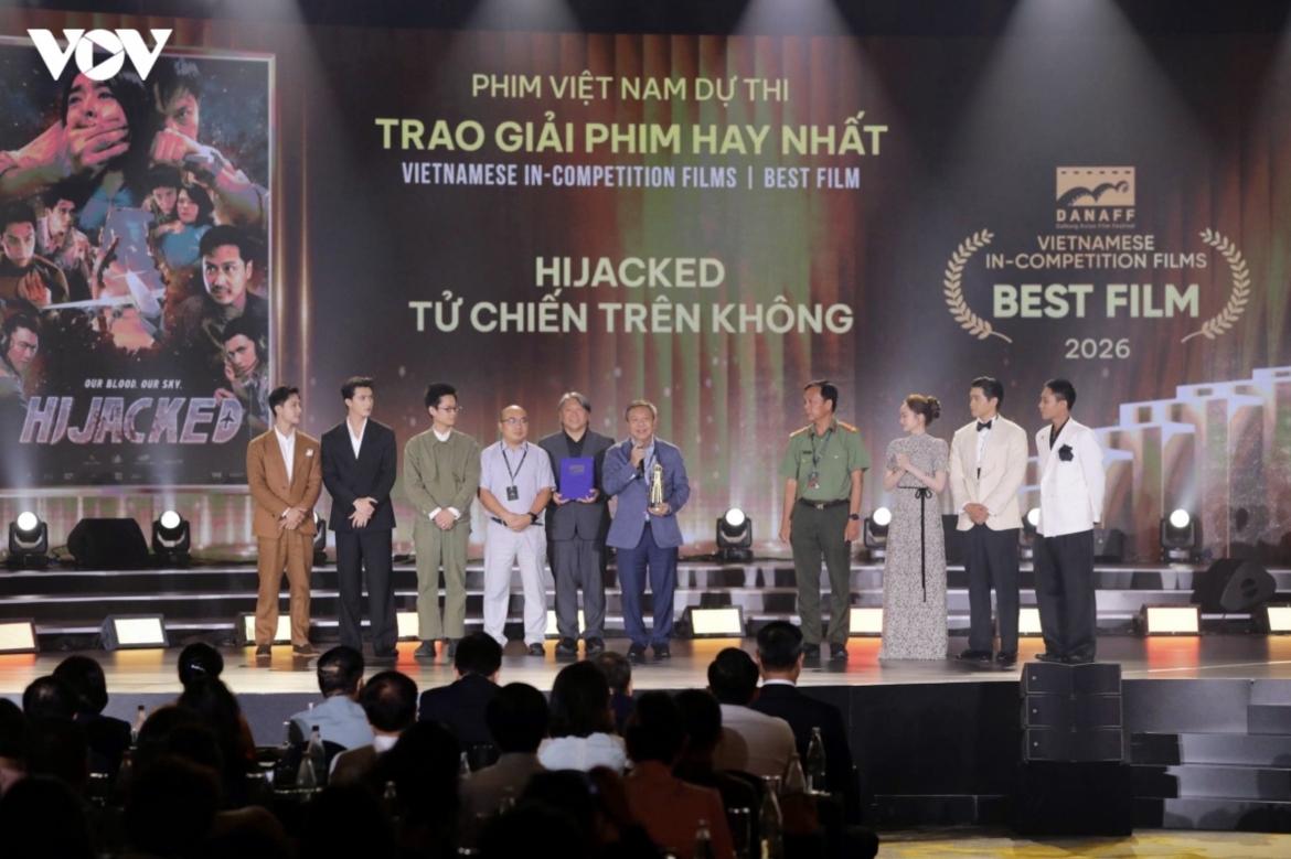 The Best Vietnamese Film award is presented to Tử chiến trên không (Hijacked), directed by Ham Tran