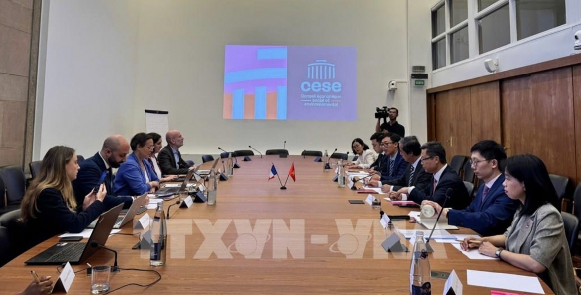 The Vietnamese delegation visits the French Economic, Social and Environmental Council (CESE) to exchange experience on public policy development. (Photo: VNA )
