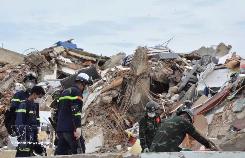 Vietnamese rescuers search for victims trapped beneath the rubble in Venezuela. (Photo published by VNA)