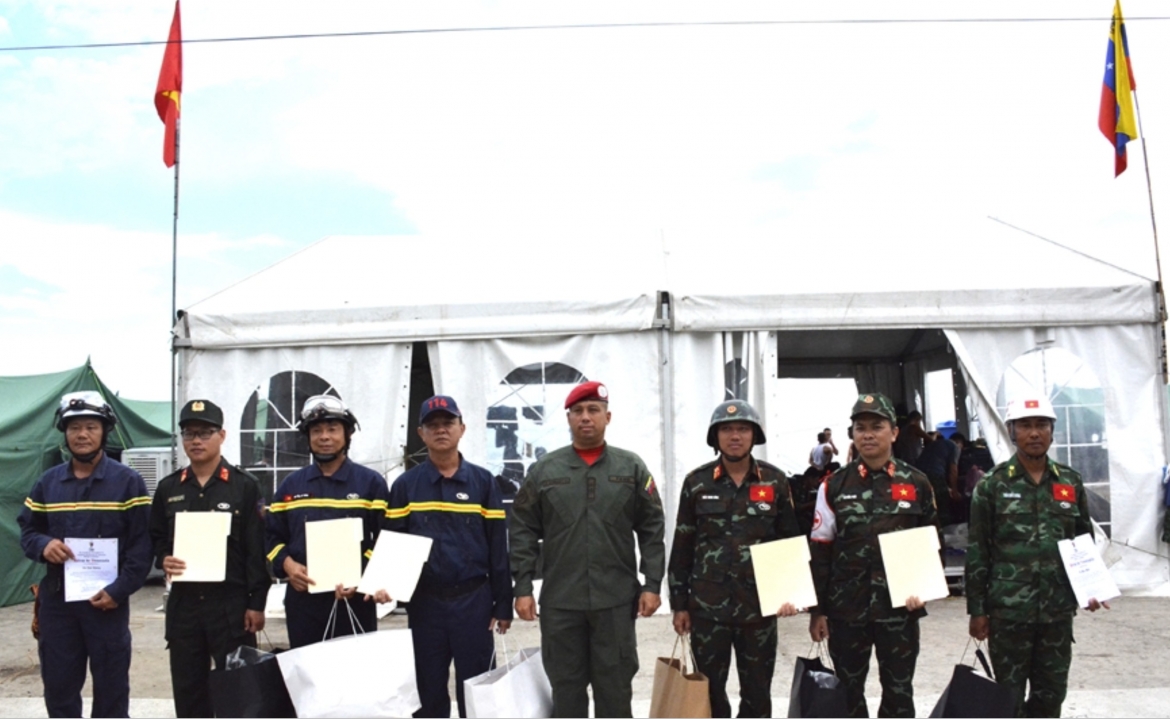 Venezuelan government representative presents Second-Class "Hero of Venezuela" Medals to members of the Vietnamese rescue team (Photo: qdnd.vn)