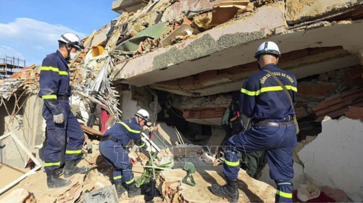 Vietnamese rescue forces search for survivors trapped under rubble. (Photo: VNA)