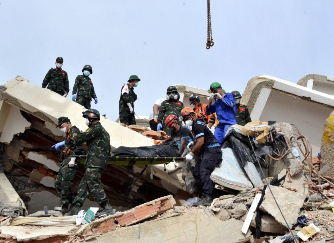The Vietnamese rescue team and local forces recover a victim’s body from a collapsed building on July 4 (local time).