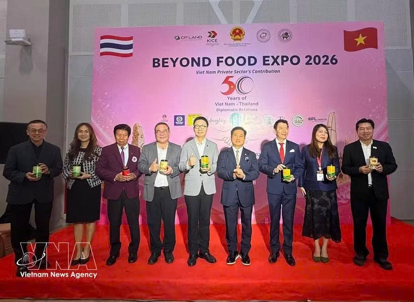 Vietnamese Consul General in Khon Kaen Dinh Hoang Linh (fourth from right) poses for a photo with business representatives and visitors at Beyond Food Expo 2026.(Photo: VNA)