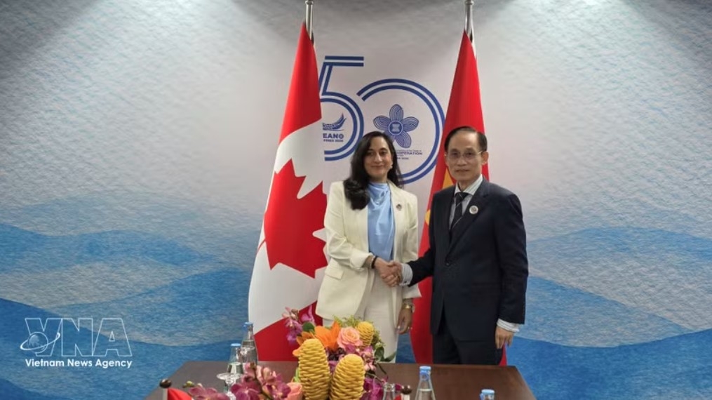 Vietnamese Minister of Foreign Affairs Le Hoai Trung and Canadian Foreign Minister Anita Anand pose for a commemorative photo. (Photo: VNA)
