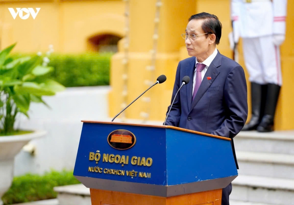 Minister of Foreign Affairs Le Hoai Trung addresses the ceremony.
