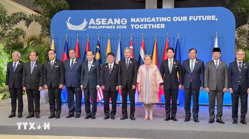 ASEAN+3 Foreign Ministers pose for a group photo before the meeting. (Photo: VNA)