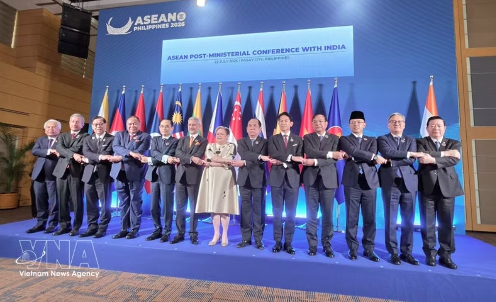 Vietnamese Minister of Foreign Affairs Le Hoai Trung (fifth from left) and other officials pose for a commemorative photo at the ASEAN Post-Ministerial Conference with India in Pasay city, the Philippines, on July 22. (Photo: VNA)