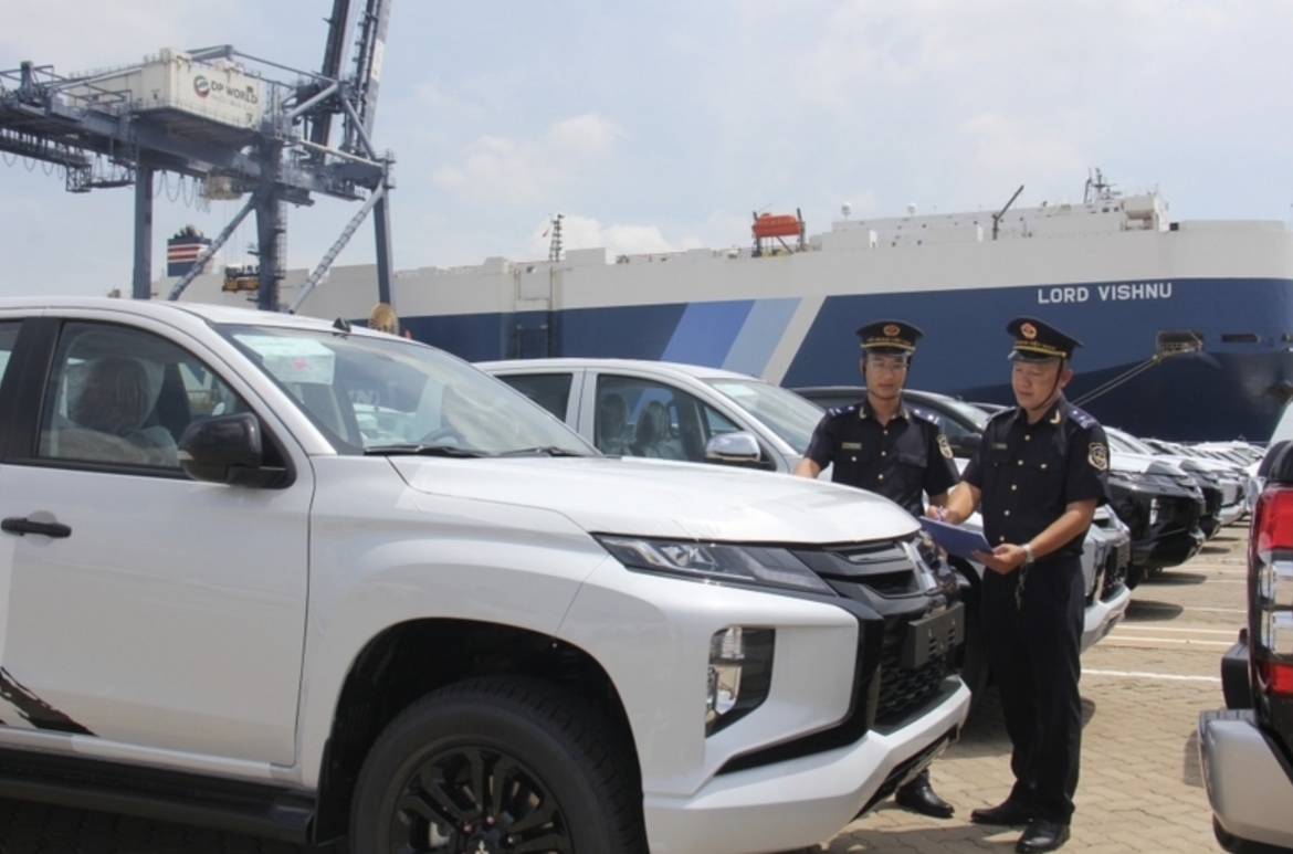 Passenger vehicles with fewer than 16 seats are among imported goods required to complete customs clearance at ports of entry (Illustrative photo)