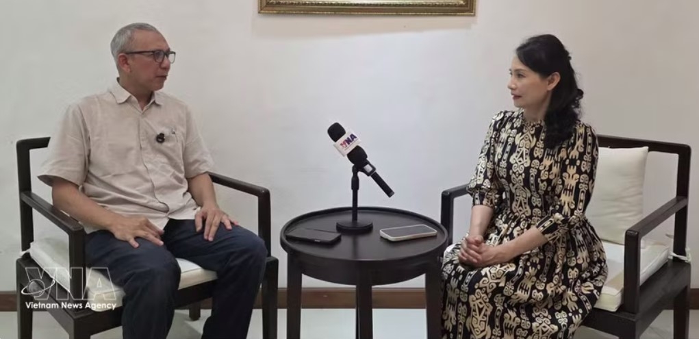 Senior Coordinator at the Indonesian Institute for Defence and Strategic Studies (LESPERSSI) Beni Sukadis (L) grants an interview to the Vietnam News Agency. (Photo: VNA)