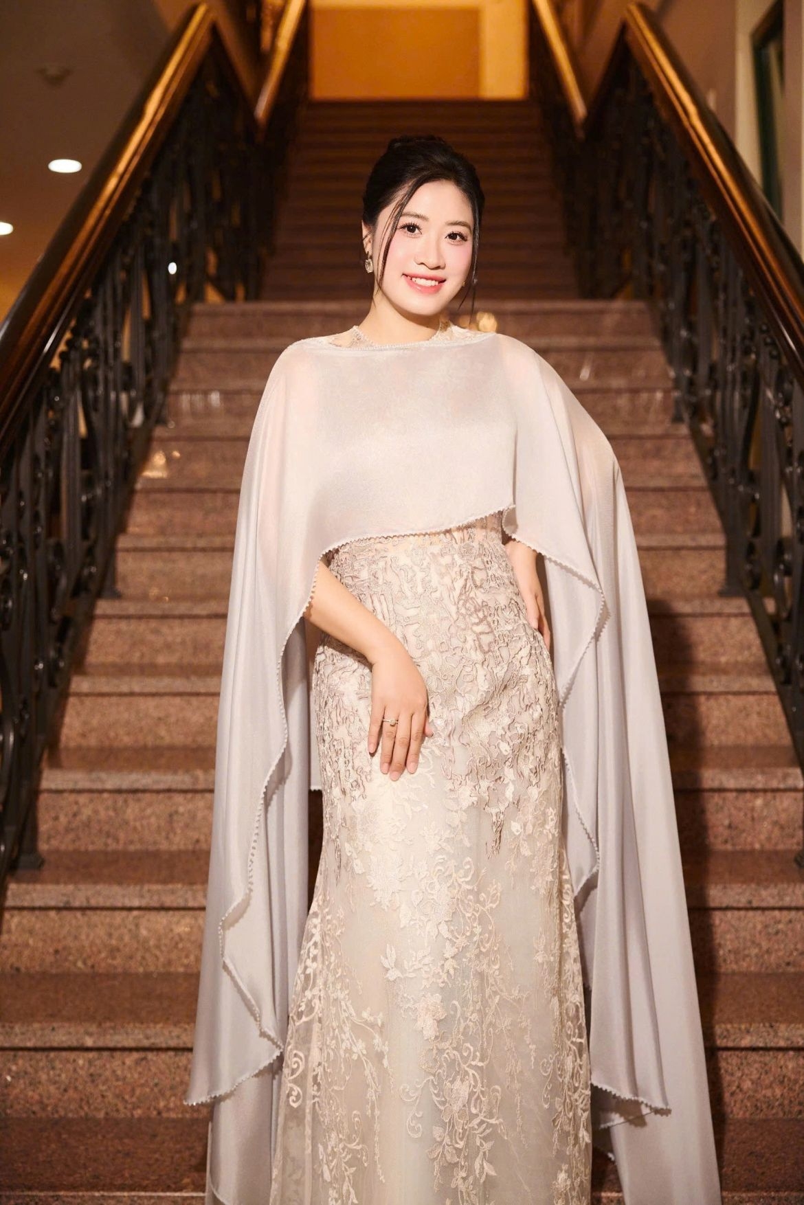 Vietnamese singer Bich Hong