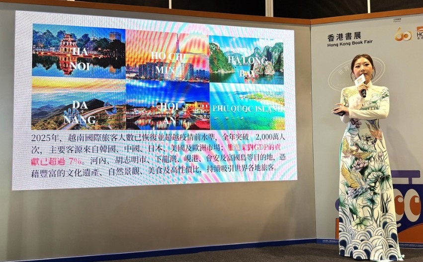 Bonnie Chau introduces Vietnamese scenic spots and landscapes to Hong Kong residents and international visitors at the event (Photo: VNA)