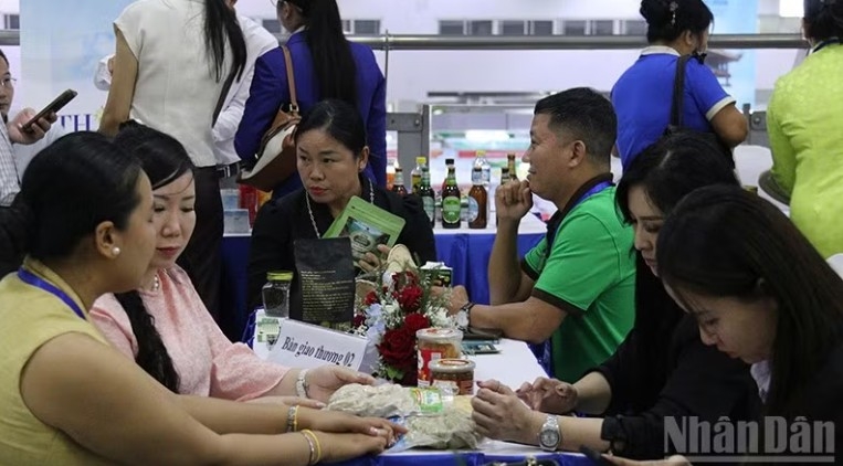 Businesses engage in direct matchmaking (Photo: nhandan.vn)