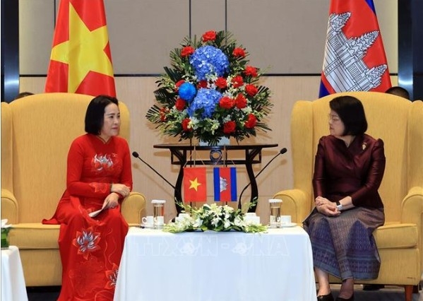 Cambodian NA President Samdech Khuon Sudary and Vietnamese NA Vice Chairwoman Nguyen Thi Thanh (Photo: VNA)