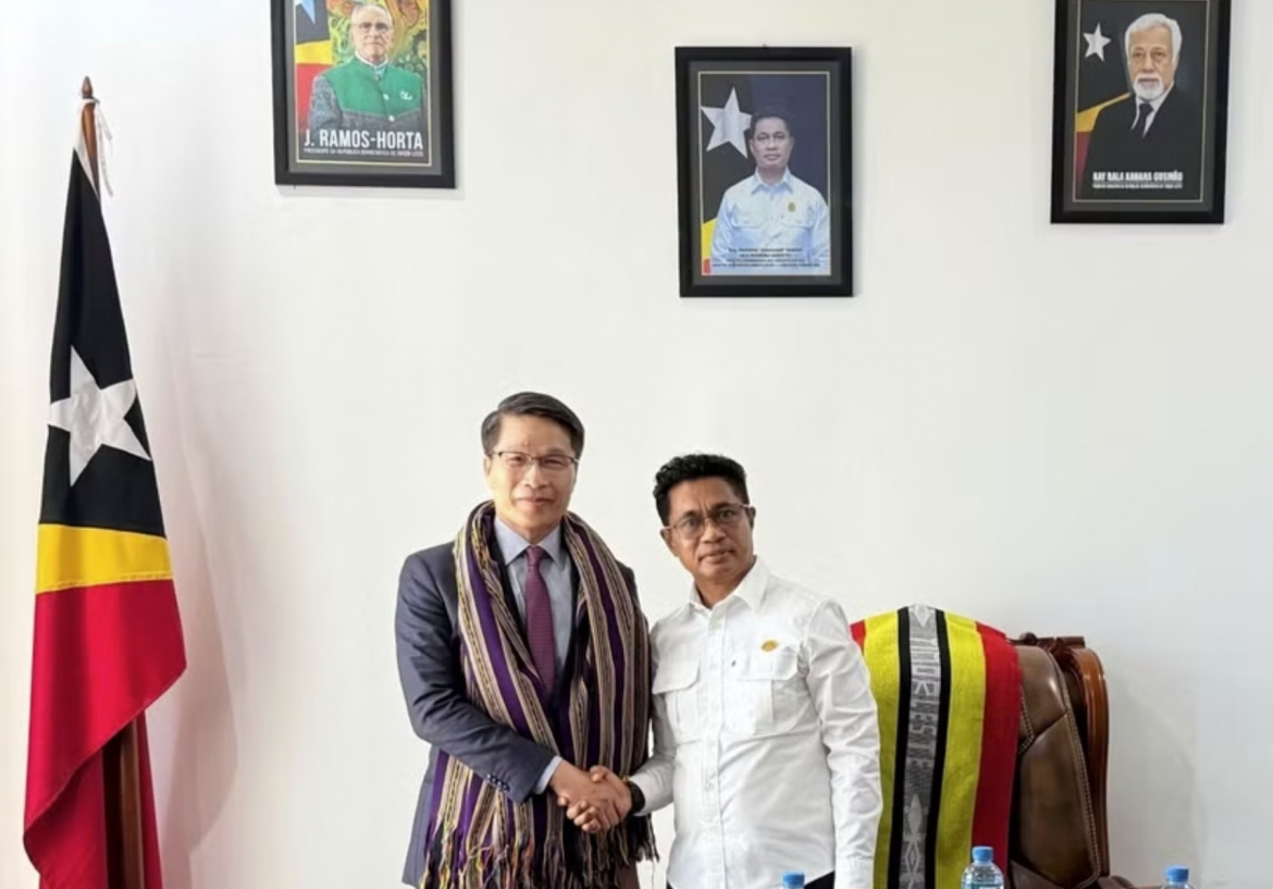 Chargé d'Affaires of Vietnam to Timor-Leste Pham Binh Dam (L) and Deputy Prime Minister of Timor-Leste Mariano Assanami Sabino. (Photo: VNA)