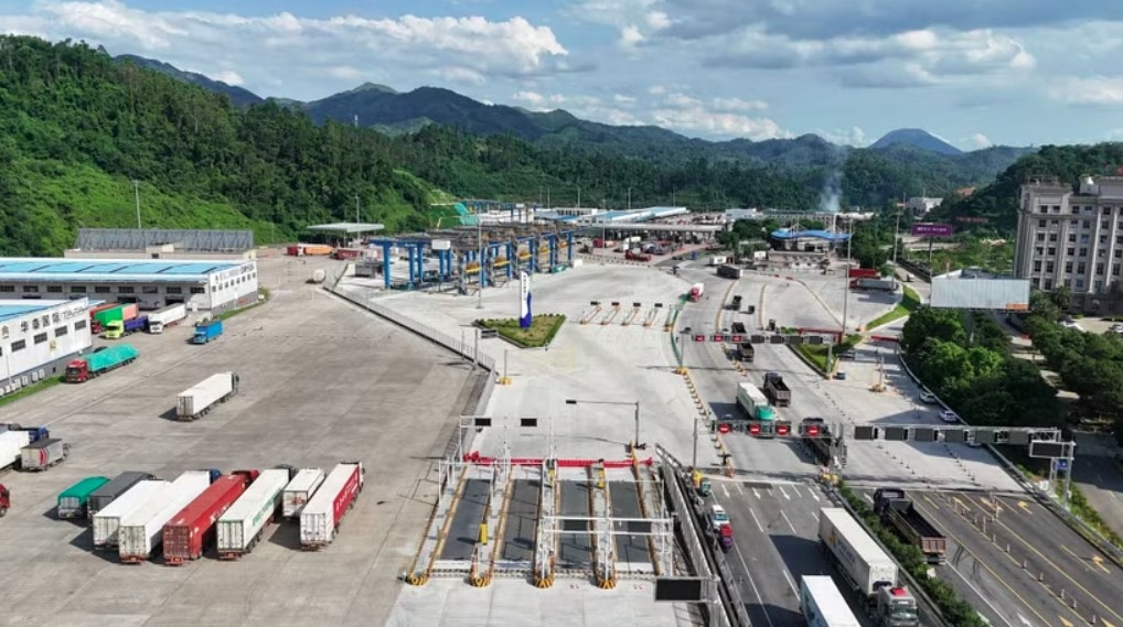 An overview of the smart Youyi Guan-Huu Nghi border gate pair (Photo published by VNA)