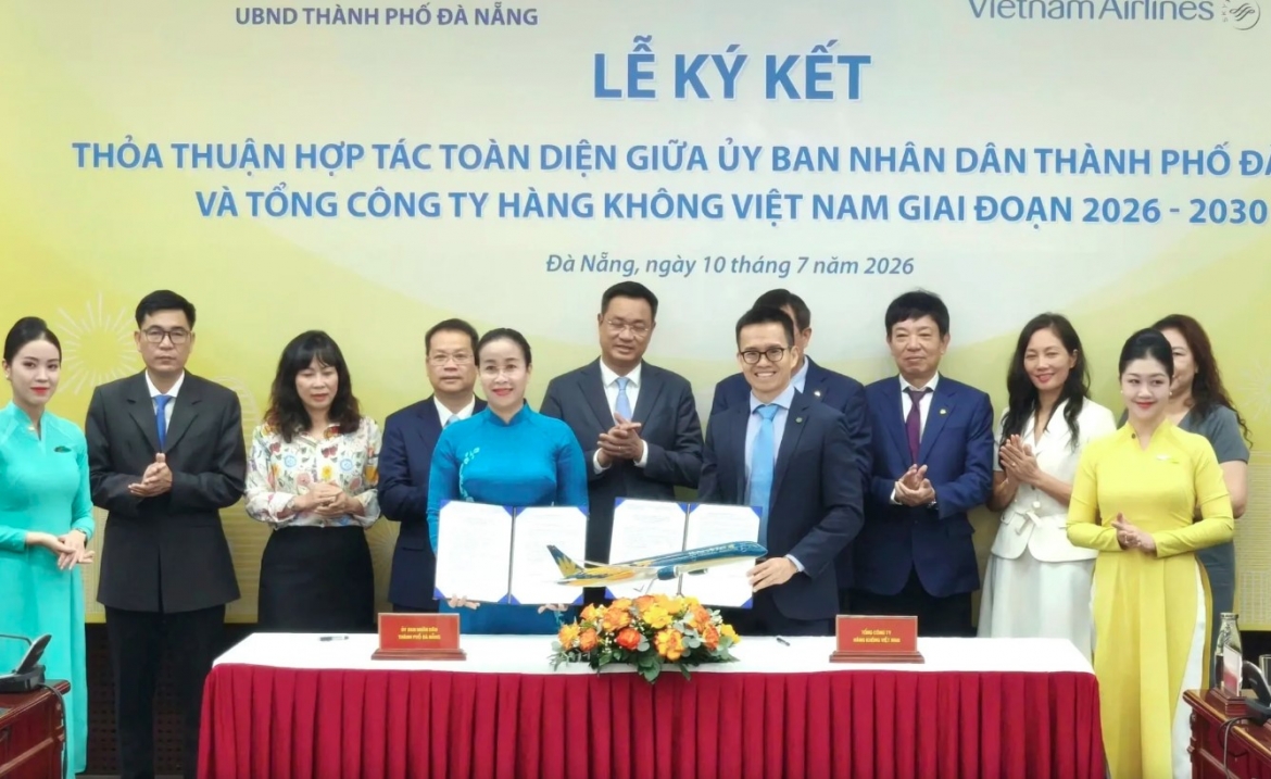 Representatives of Da Nang People's Committee and Vietnam Airlines exchange the signed memorandum of understanding. (Photo: thanhnien.vn)