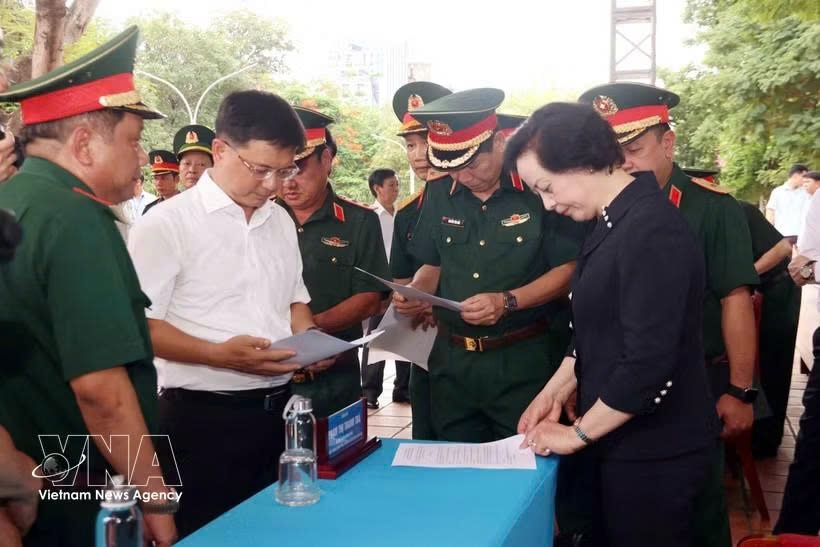 Deputy Prime Minister Pham Thi Thanh Tra listens to reports on the preparations for the launch of a search and recovery operation for the remains of fallen soldiers on July 6 morning at Le Thi Rieng Cultural Park in Ho Chi Minh City. (Photo: VNA)