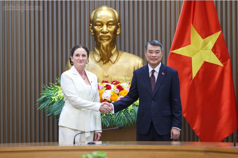  Prime Minister Le Minh Hung welcomes New Zealand Ambassador Caroline Beresford. (Photo: VGP)