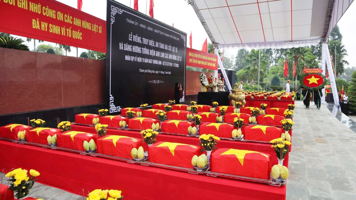 The southern province of Dong Nai holds a memorial and burial service for 63 sets of fallen soldiers’ remains at Binh Phuoc Martyrs' Cemetery, with most of them repatriated from Cambodia 