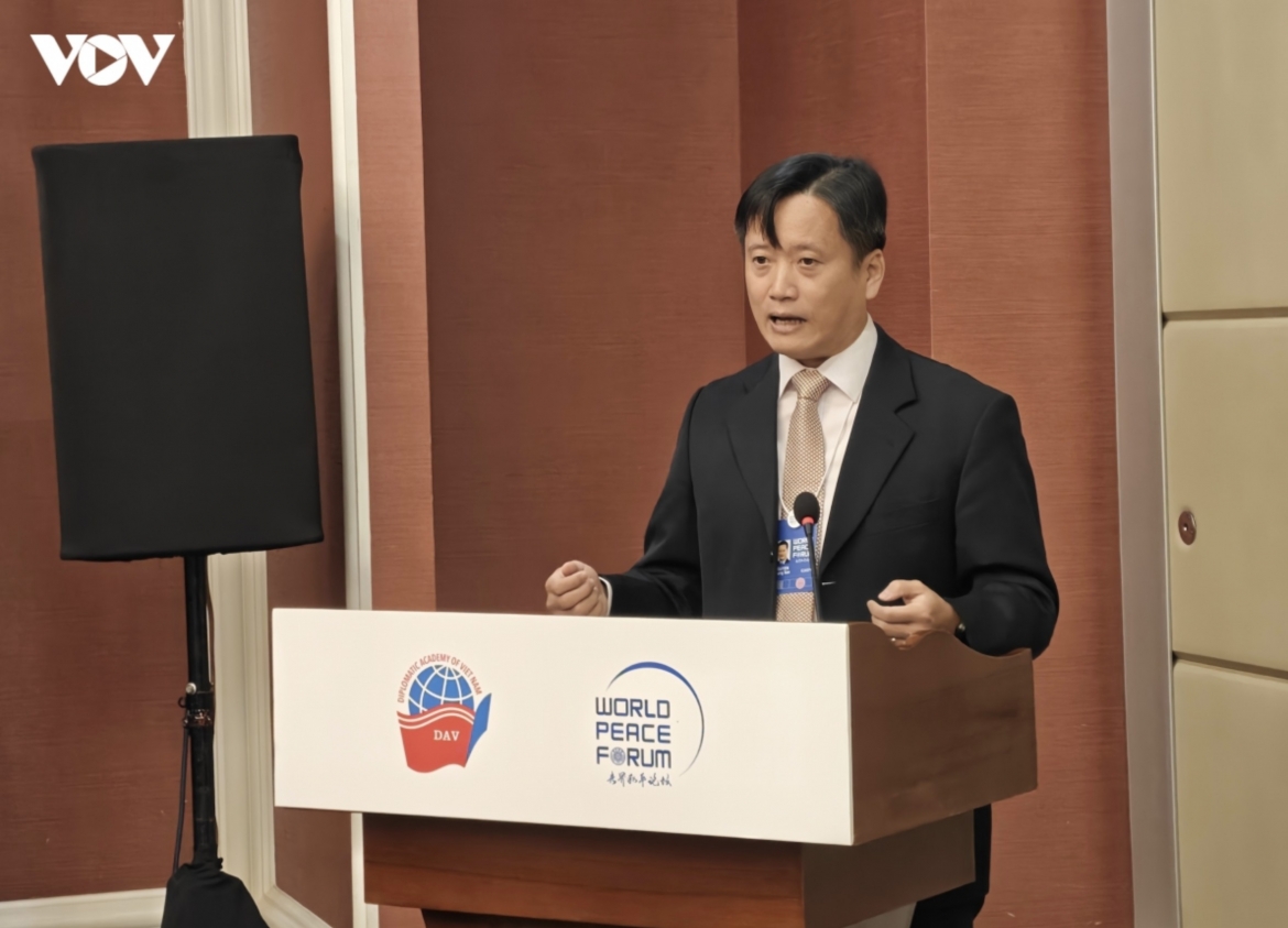 Dr. Nguyen Hung Son, President of the Diplomatic Academy of Vietnam speaks at the discussion