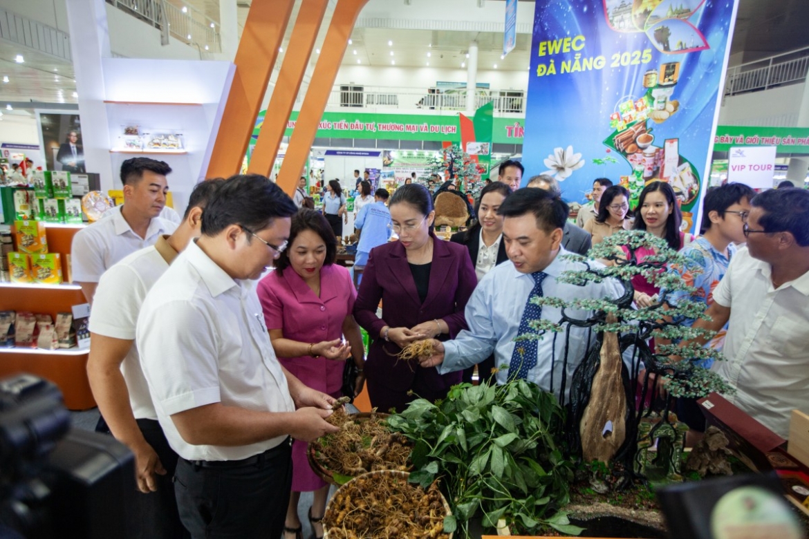 Da Nang city leaders and delegates visit exhibition booths at the 2025 EWEC Trade Fair.
 (Photo: nongnghiephuuco.vn)