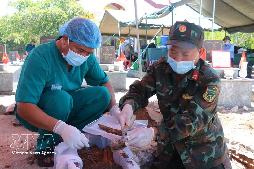 Biological samples are collected from the remains of unidentified fallen soldiers at the Pho An Martyrs' Cemetery in Tra Cau ward, Quang Ngai province.