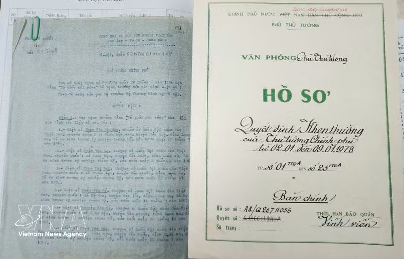 Documents containing the Prime Minister's commendation decisions awarding the “To quoc ghi cong” (The Fatherland acknowledges the merit) certificate to the families of martyrs, including Decision No. 04TtgA awarding the certificate to the family of martyr Huynh Van Quen