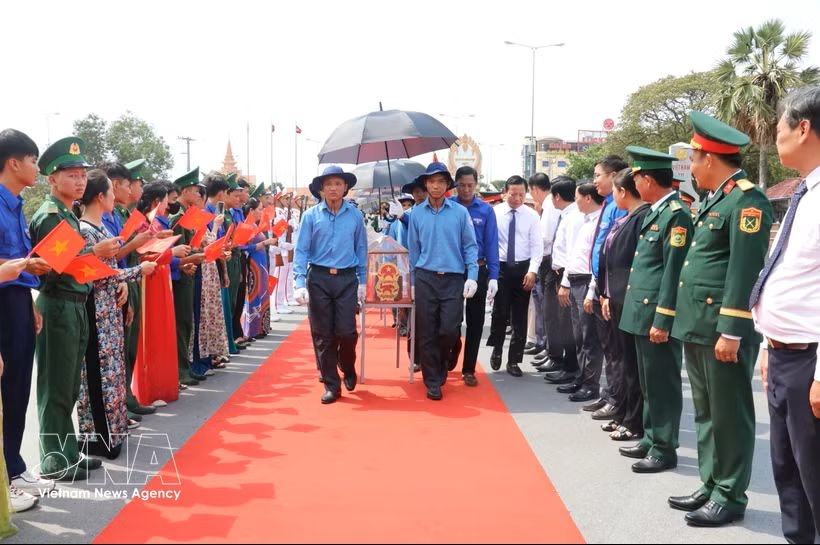 On May 12, 2026, the Tay Ninh People's Committee holds a ceremony at Binh Hiep International Border Gate in Binh Hiep commune to receive the remains of 158 Vietnamese volunteer soldiers and experts who laid down their lives in Cambodia.