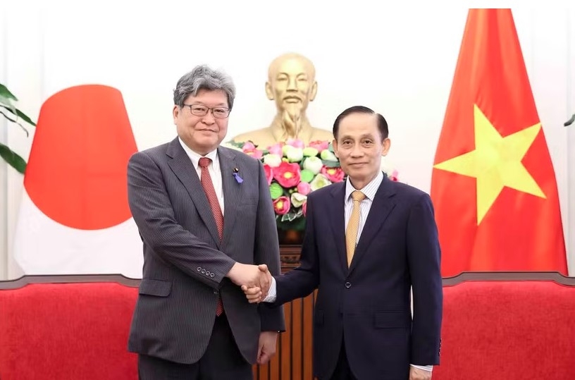 Foreign Minister Le Hoai Trung welcomes Executive Acting Secretary-General of Japan's Liberal Democratic Party Hagiuda Koichi. (Photo: VNA)