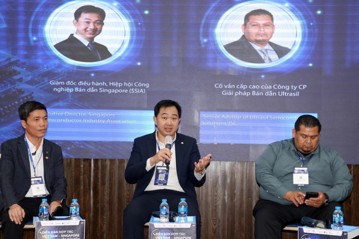 Delegates share views on the development of Vietnam's semiconductor industry (Photo: sggp.org.vn)