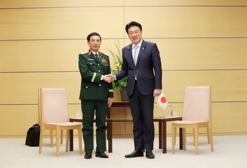General Phan Van Giang and Japan's Chief Cabinet Secretary Kihara Minoru at the meeting