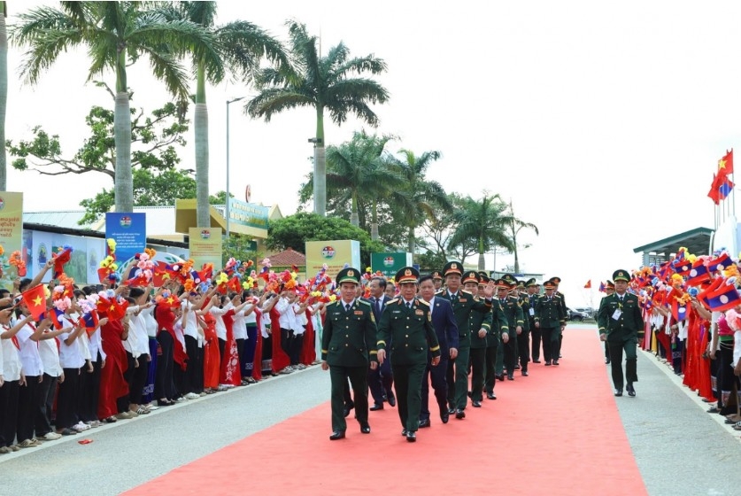 General Phan Van Giang leads the Vietnamese delegation on a visit to Laos.