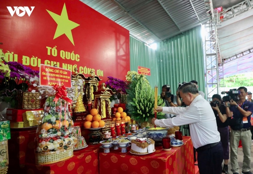 General Secretary and President To Lam offers incense at the gathering site of martyrs' remains.