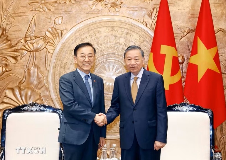 Party General Secretary and President To Lam receives RoK Minister of Land, Infrastructure and Transport Kim Yun Duk. (Photo: VNA)