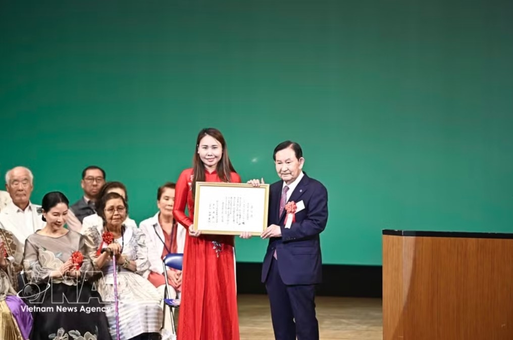 Le Thuong, President of the Vietnamese Association in Japan's Kansai region, is presented with the Global Citizen Community Award by the International Friendship Promotion Association (IHA) in Osaka on July 5 (Photo: VNA)
