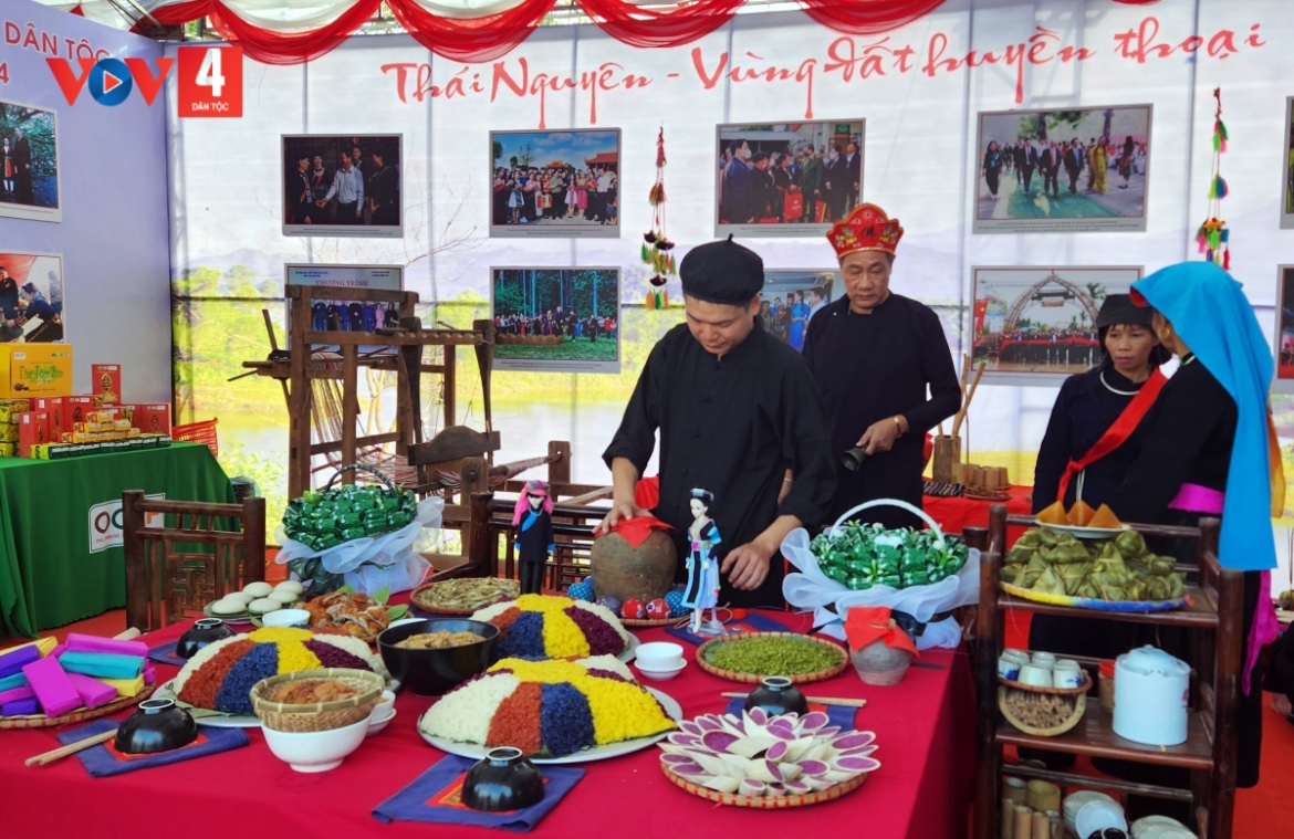 Green rice flakes are part of offerings to ancestors and deities of the Tay ethnic people in Thai Nguyen province
