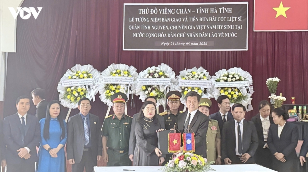 Ha Tinh and Vientiane special task committees sign handover record for fallen soldiers' remains